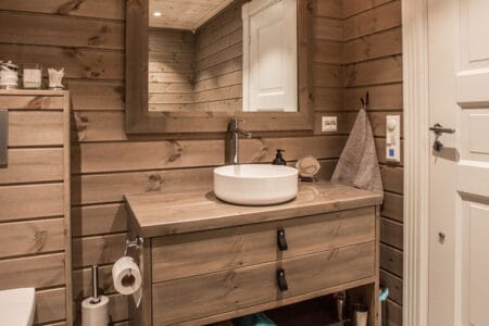 Baderomsmøbler fra Grønvold Snekkerverksted i Valdres