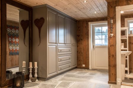 Garderobe fra Grønvold Snekkerverksted i Valdres