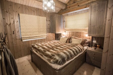 Seng og soveromsmøbler